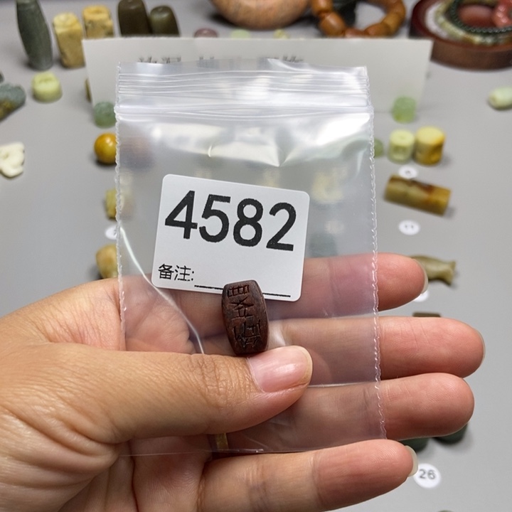 宾***子未镶嵌蛇纹石玉颈饰