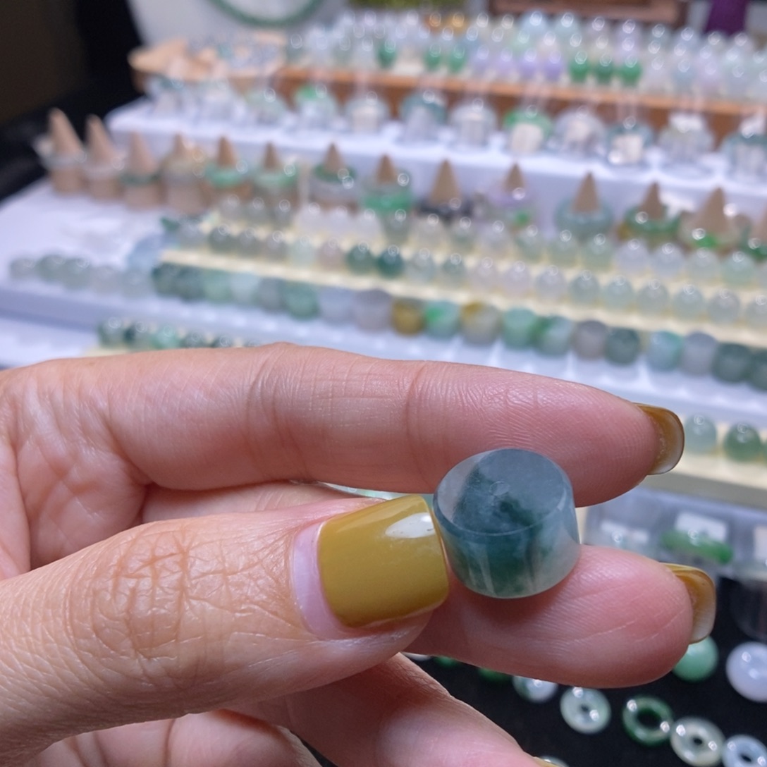 翡翠未镶嵌颈饰半山水蓝花