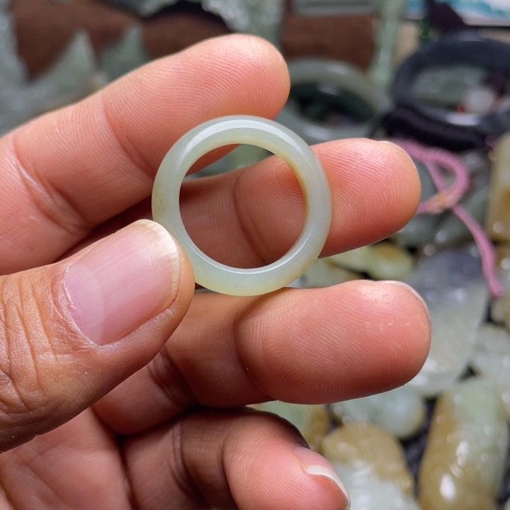 牵***祎和田玉未镶嵌戒指