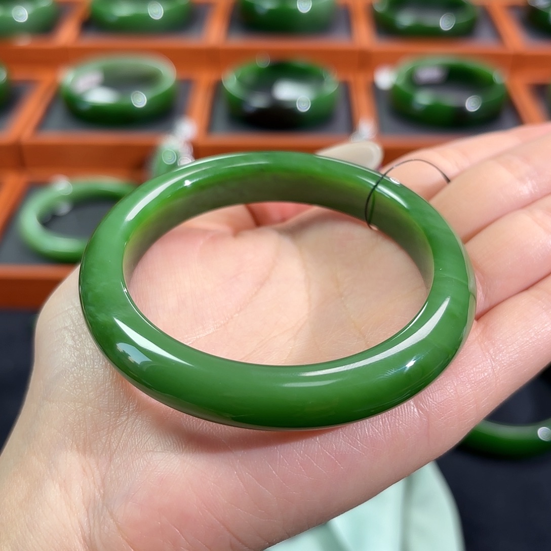 和田玉（碧玉）未镶嵌手镯正装/粉绿起猫