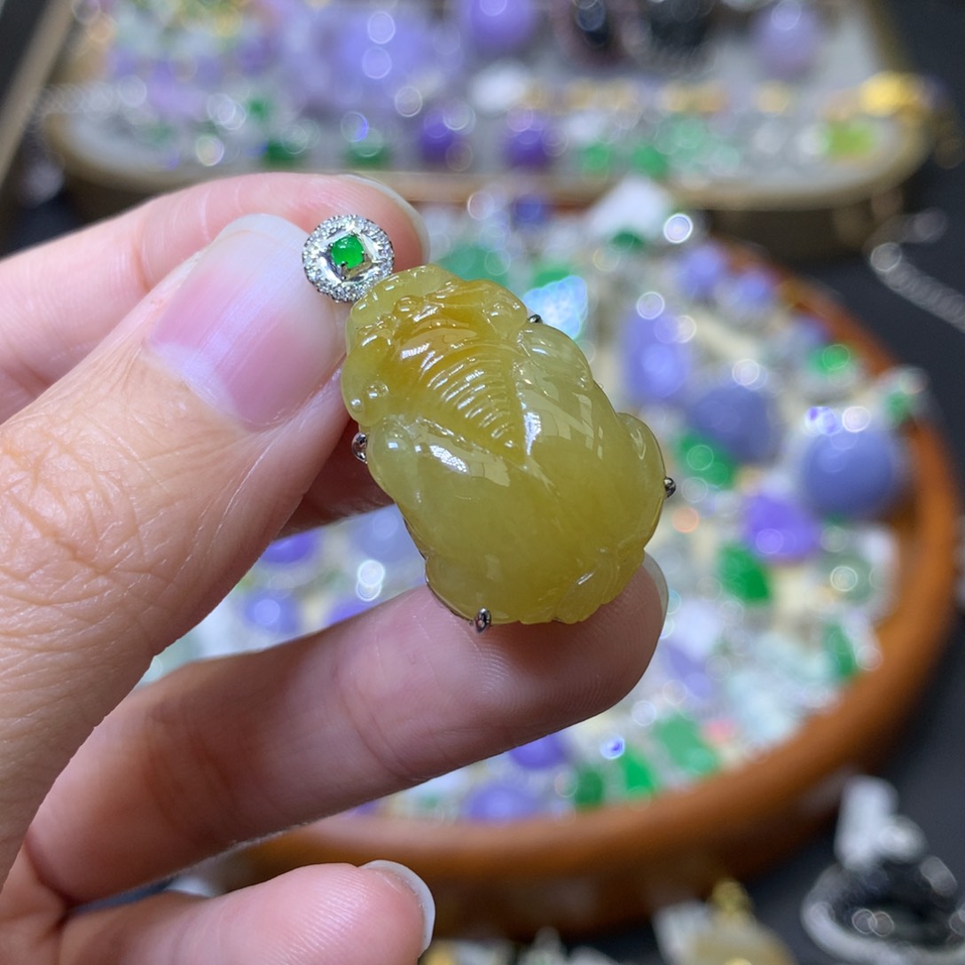 颈饰18K金镶嵌翡翠