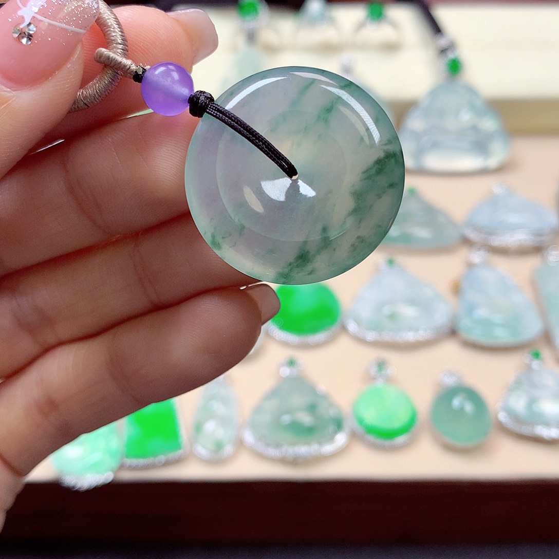 翡翠颈饰未镶嵌憨*豆翡翠