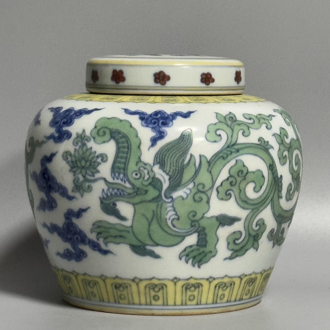 斗彩龙纹龙纹小罐