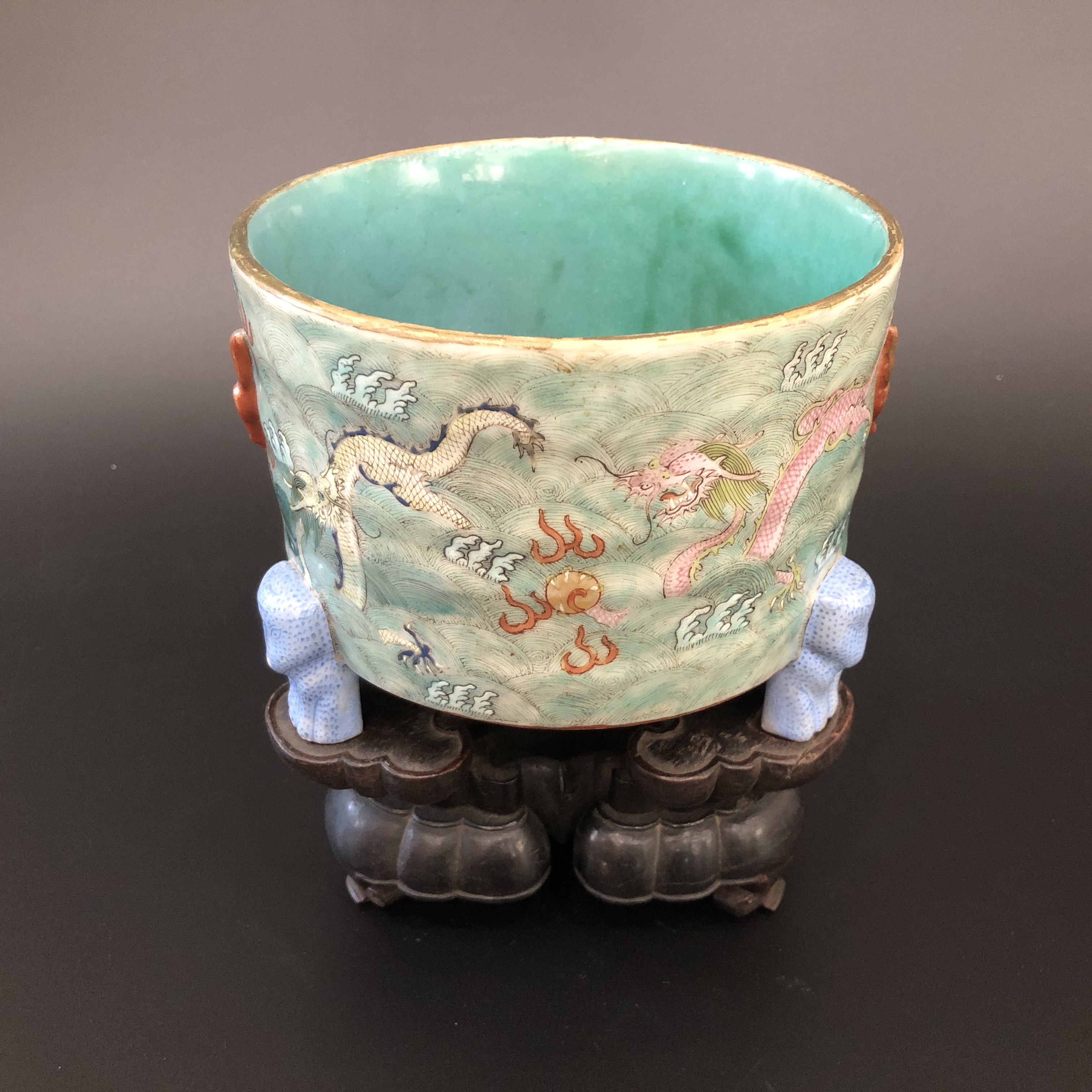 25100089清晚期松石绿地粉彩龙纹水洗 口径：约13.9cm