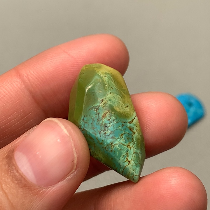 绿松石未镶嵌颈饰
