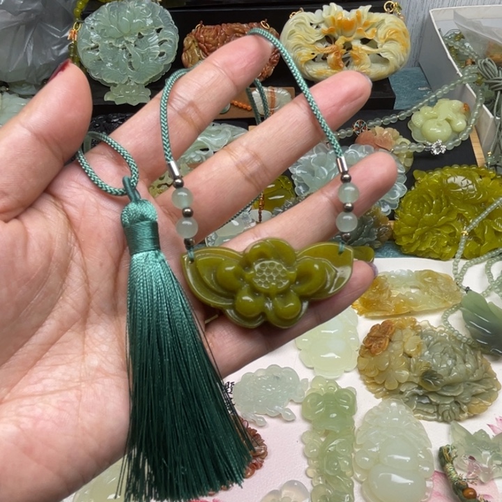 蛇纹石玉未镶嵌颈饰