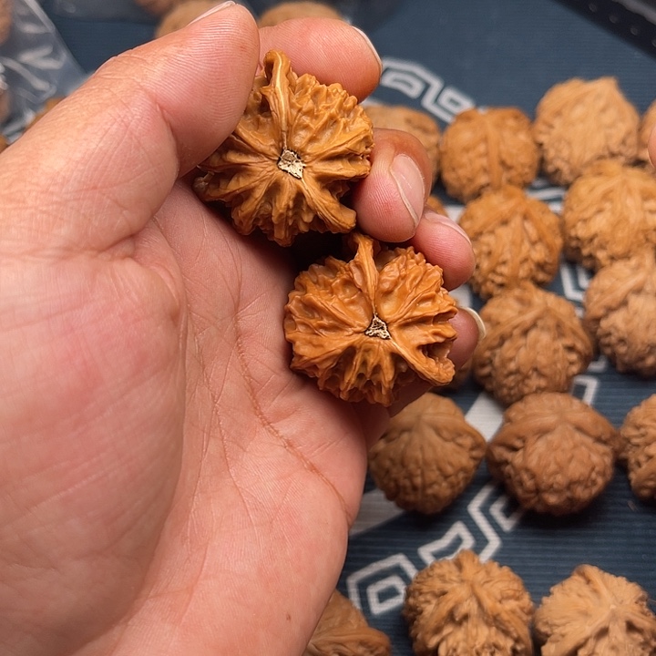 文玩核桃吊坠艾**克盘山三棱