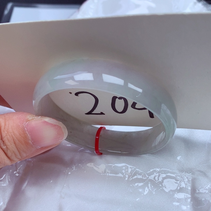 翡翠手镯未镶嵌翡翠