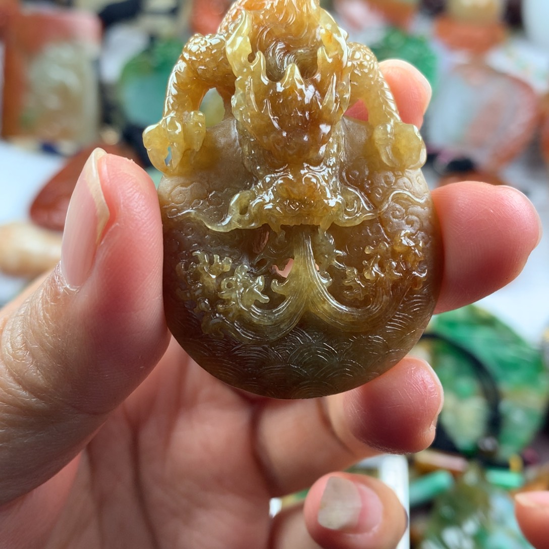 翡翠未镶嵌颈饰盘龙口