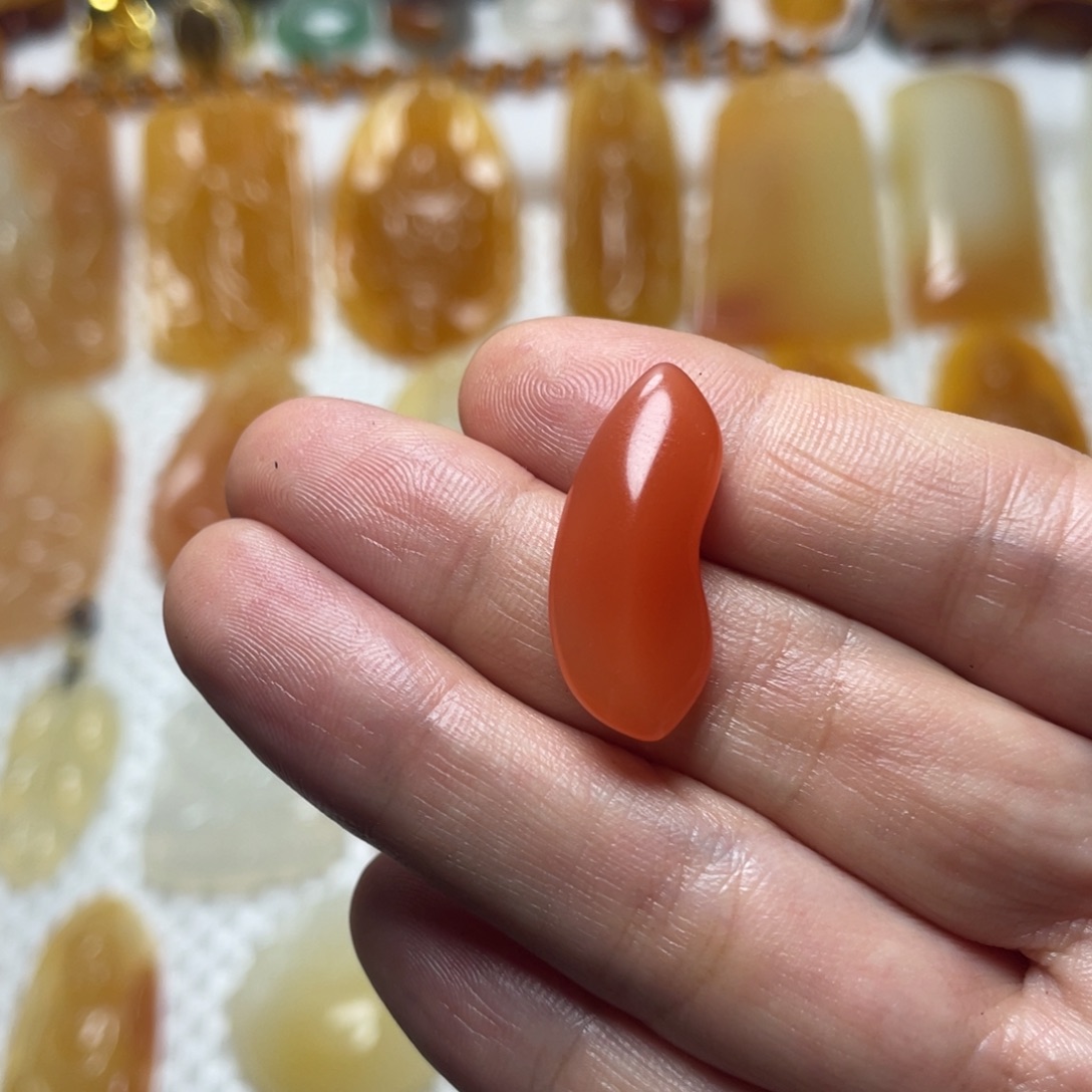 晶***晶石英质玉（黄龙玉）未镶嵌颈饰