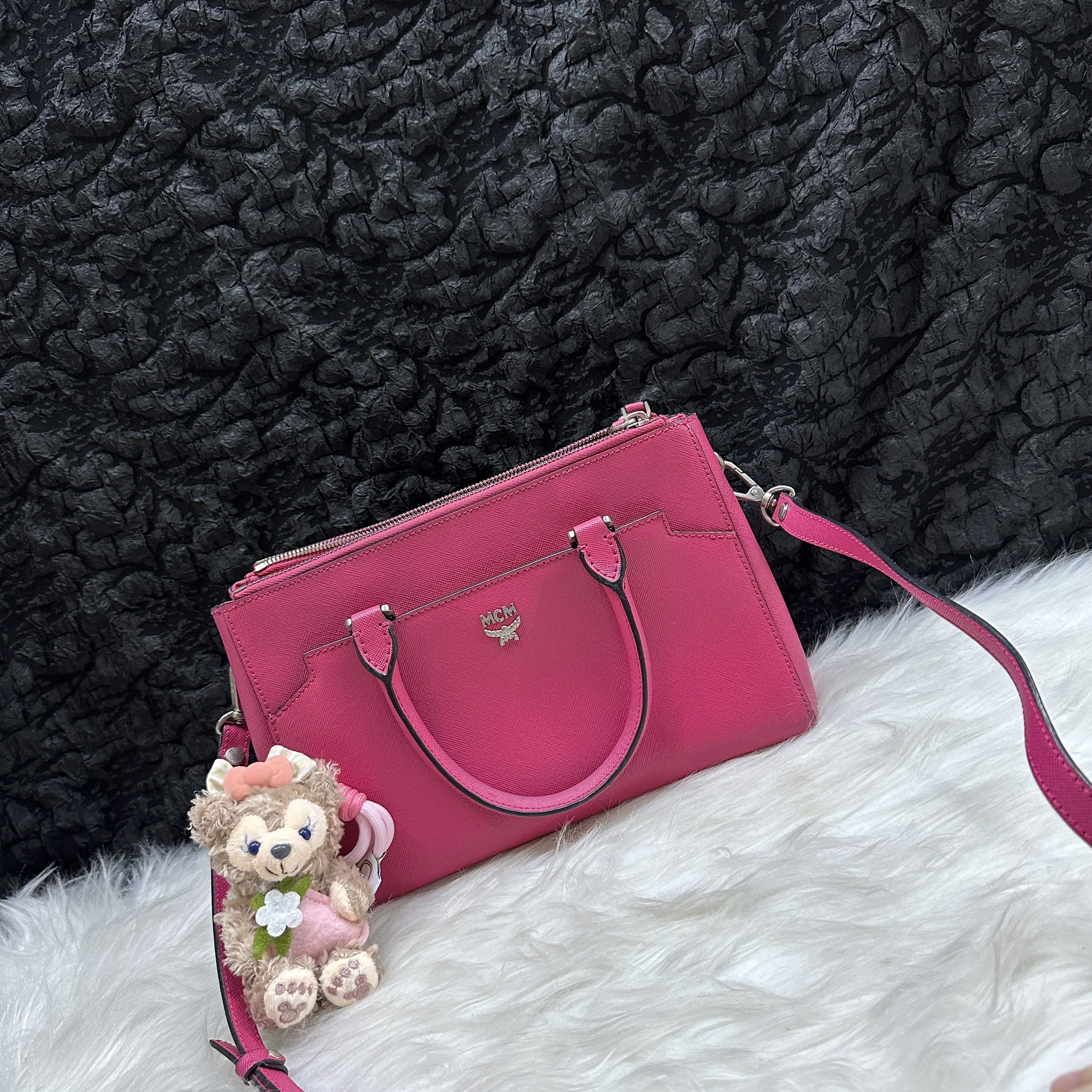 95新 MCM 大喜/mcm玫红色中号单肩斜挎包