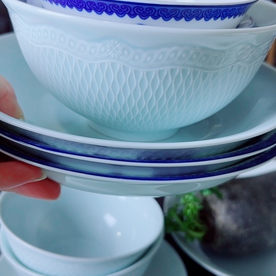 四个浮雕盘子两个五福碗和盘两个小勺