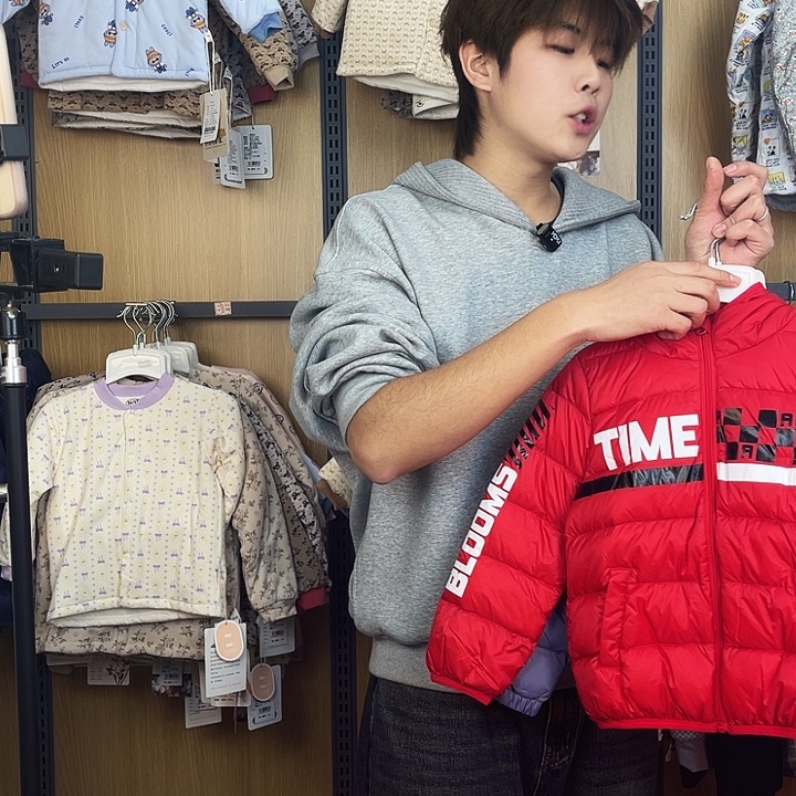 120尺码红色轻羽童装