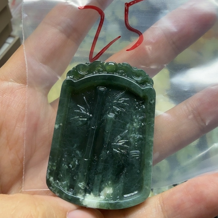 透闪石-蛇纹石玉吊坠未镶嵌