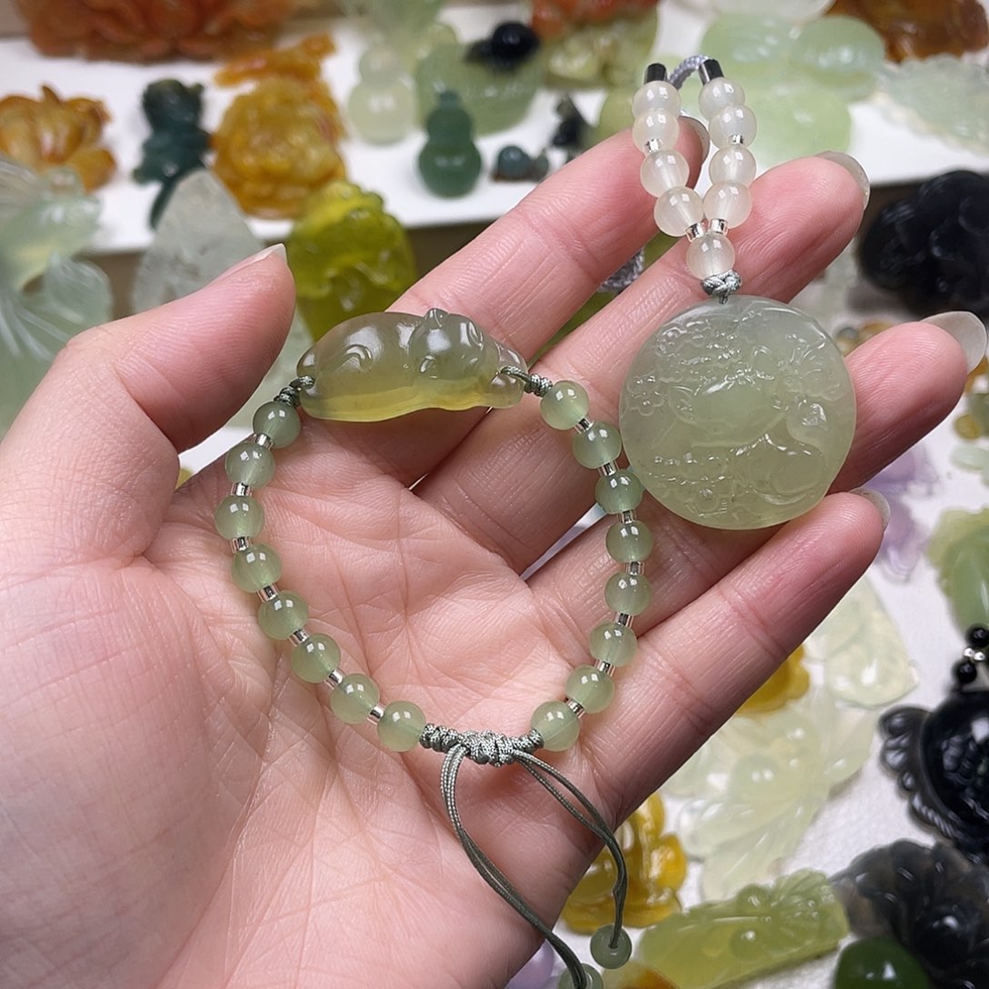 徽***宝蛇纹石玉未镶嵌颈饰