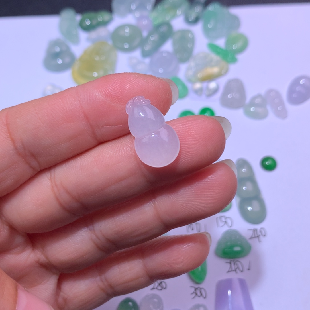 翡翠未镶嵌颈饰葫芦