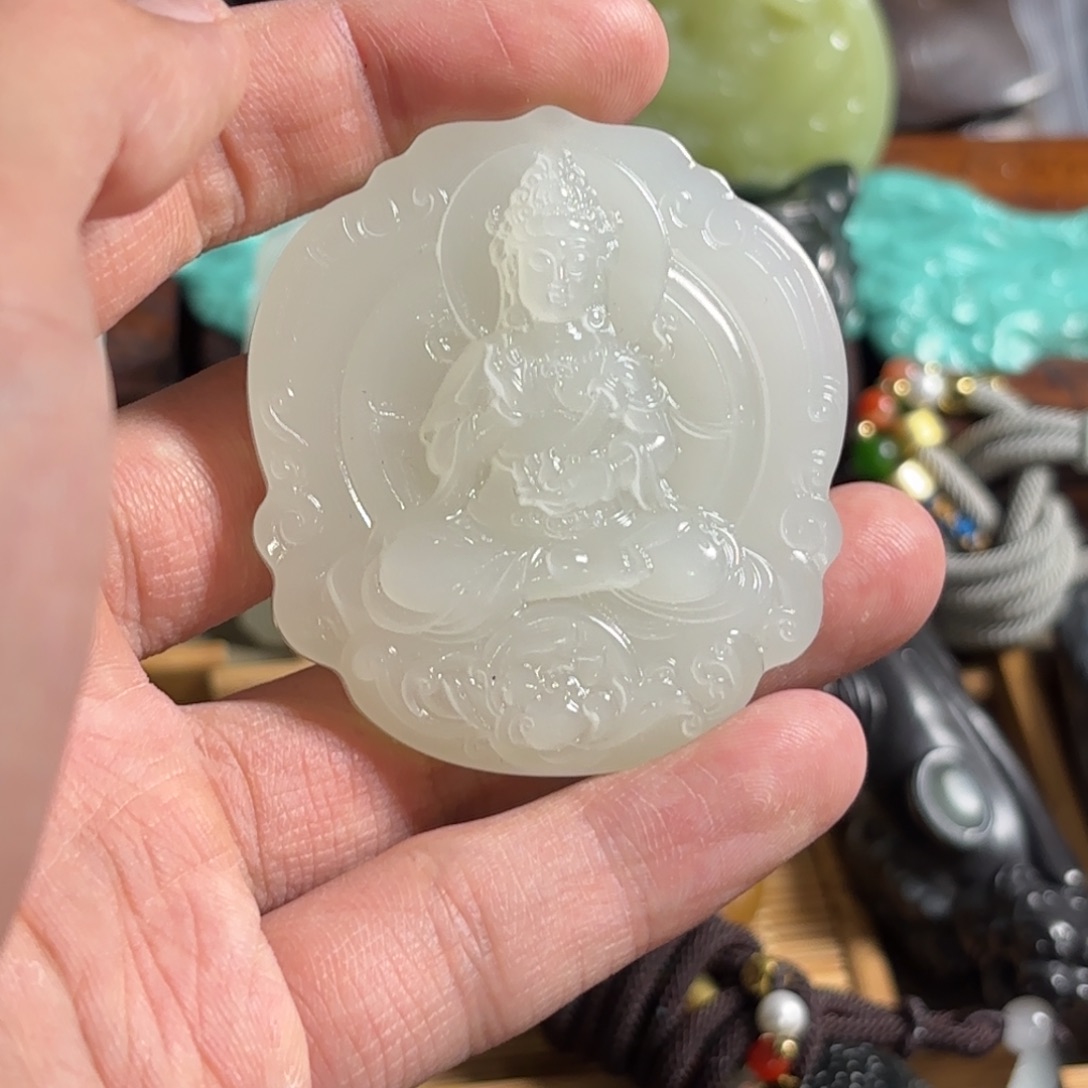 彭***星和田玉未镶嵌颈饰