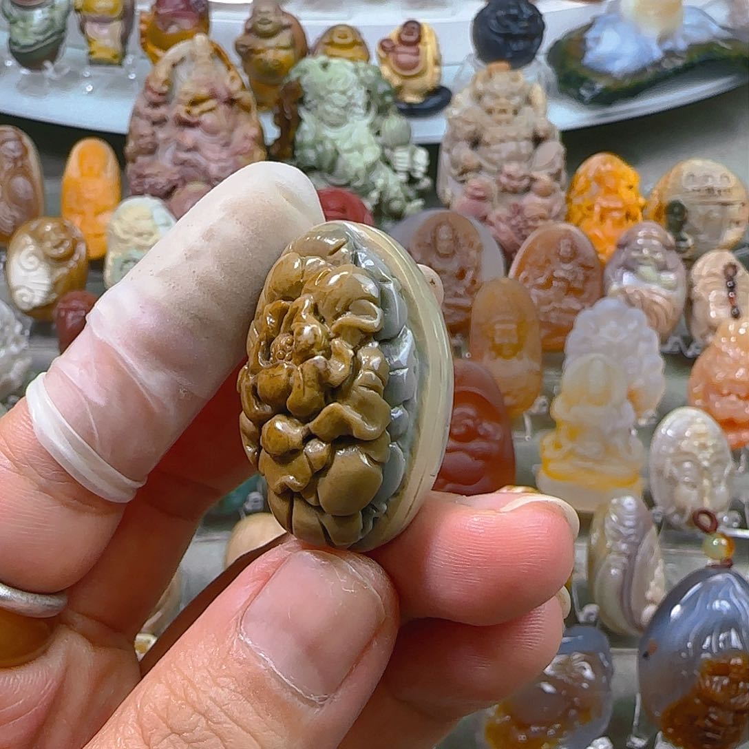 石英质玉吊坠未镶嵌天然阿拉善彩玉纯手工雕刻花开富贵吊坠