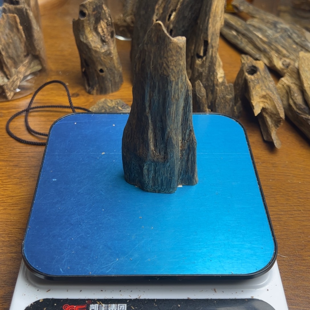 曹***强沉香沉香碎屑乌身圆叶25克➕