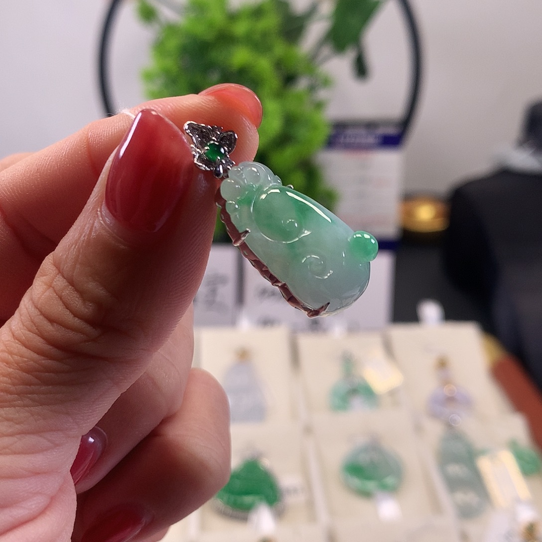 翡翠未镶嵌颈饰天然翡翠A货如意