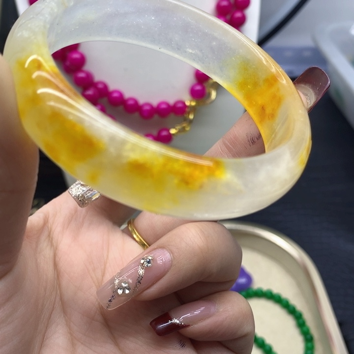 翡翠颈饰未镶嵌手镯