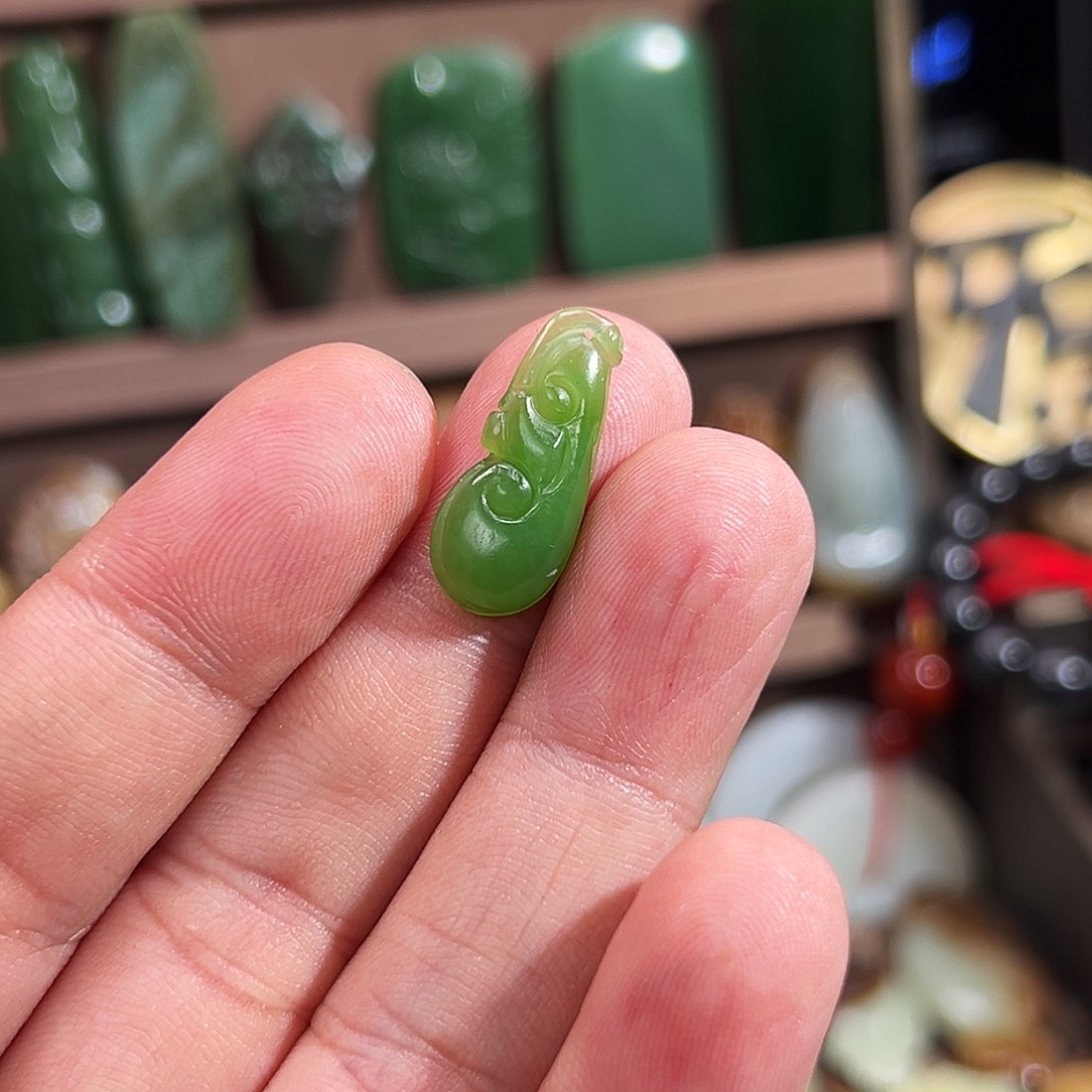 和田玉（碧玉）颈饰未镶嵌新年福利：俄碧苹果绿如意小吊坠