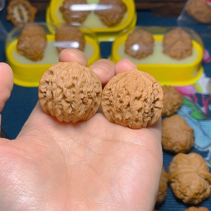 文玩核桃吊坠红豆