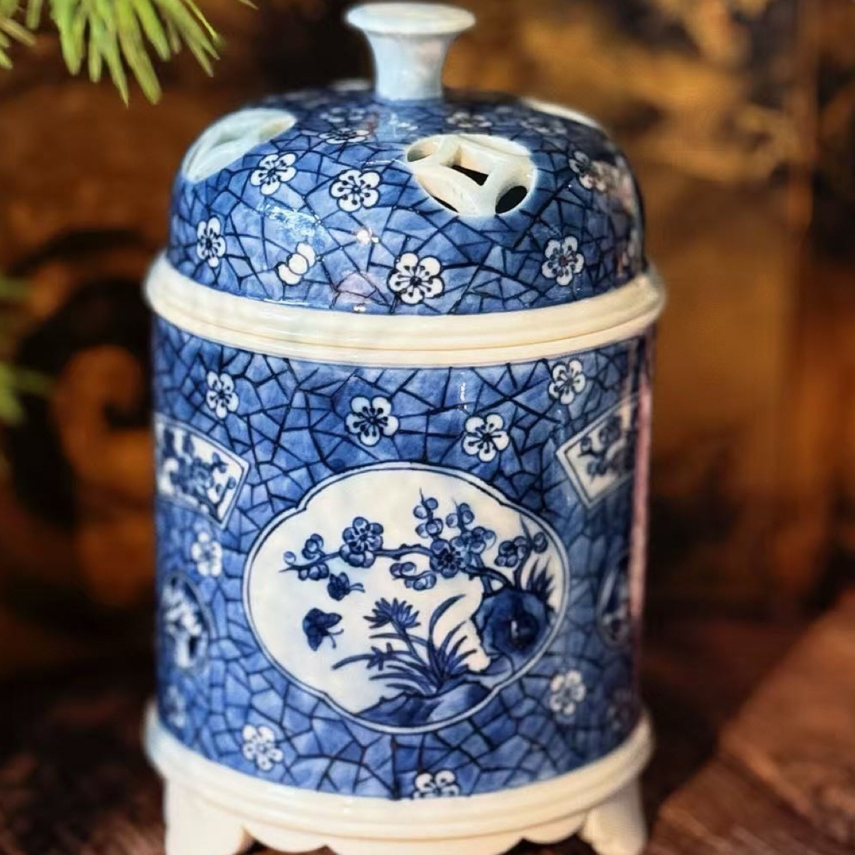 景德镇四景堂 仿明青花开窗蓝底梅兰竹菊香炉 摆件 手工有差异