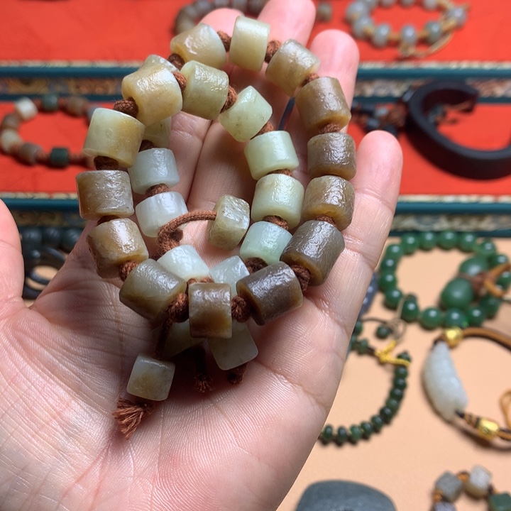 用***波和田玉未镶嵌颈饰