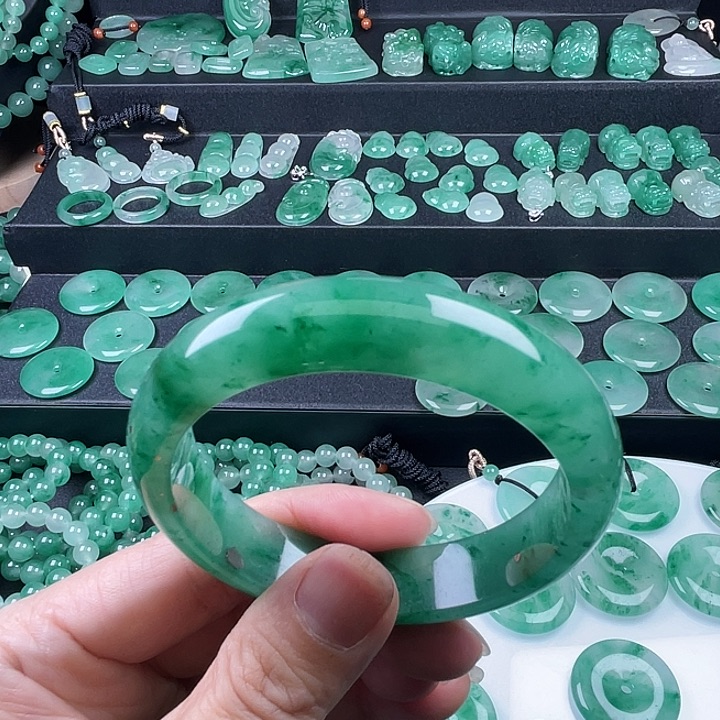 悲***。石英质玉未镶嵌手镯