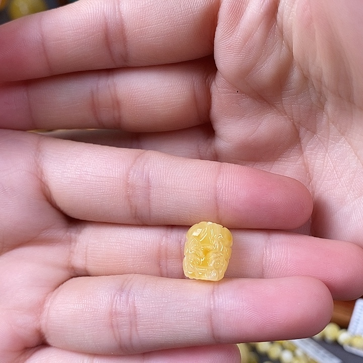 琥珀未镶嵌裸石貔貅