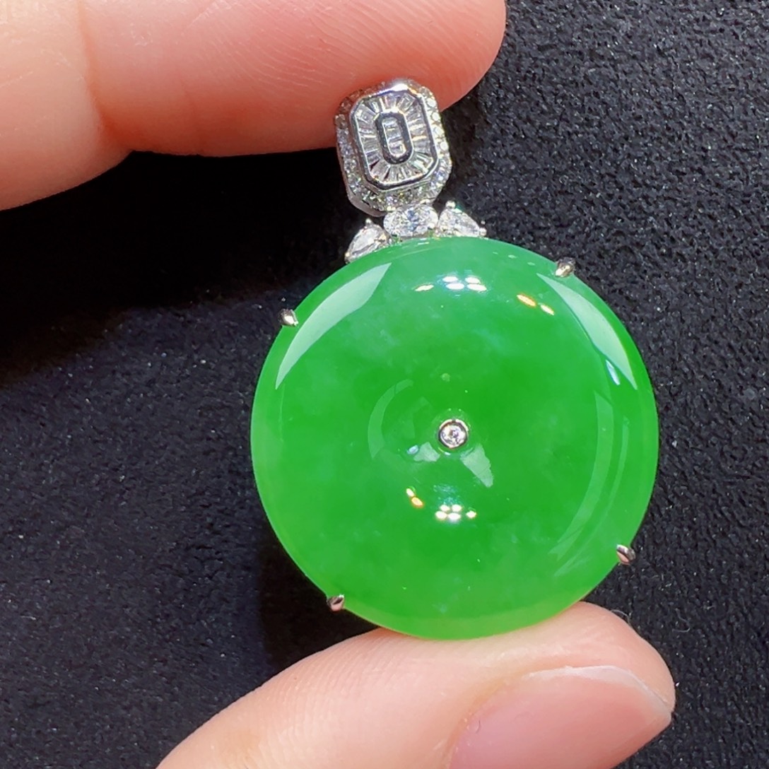 翡翠18K金镶嵌颈饰吊坠