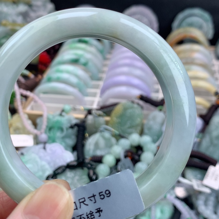 翡翠手镯未镶嵌吊坠