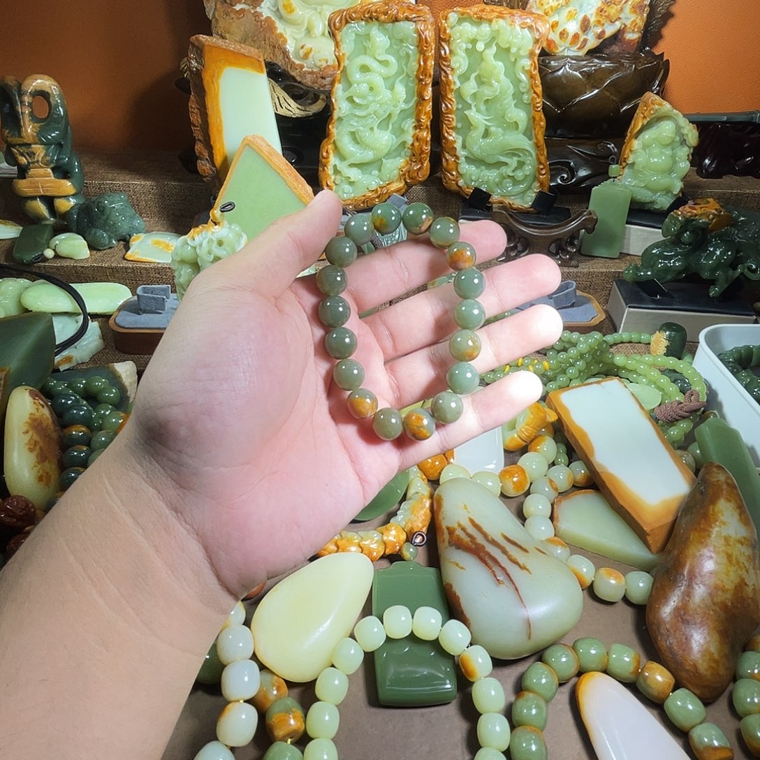 透闪石质玉未镶嵌珠宝奇石