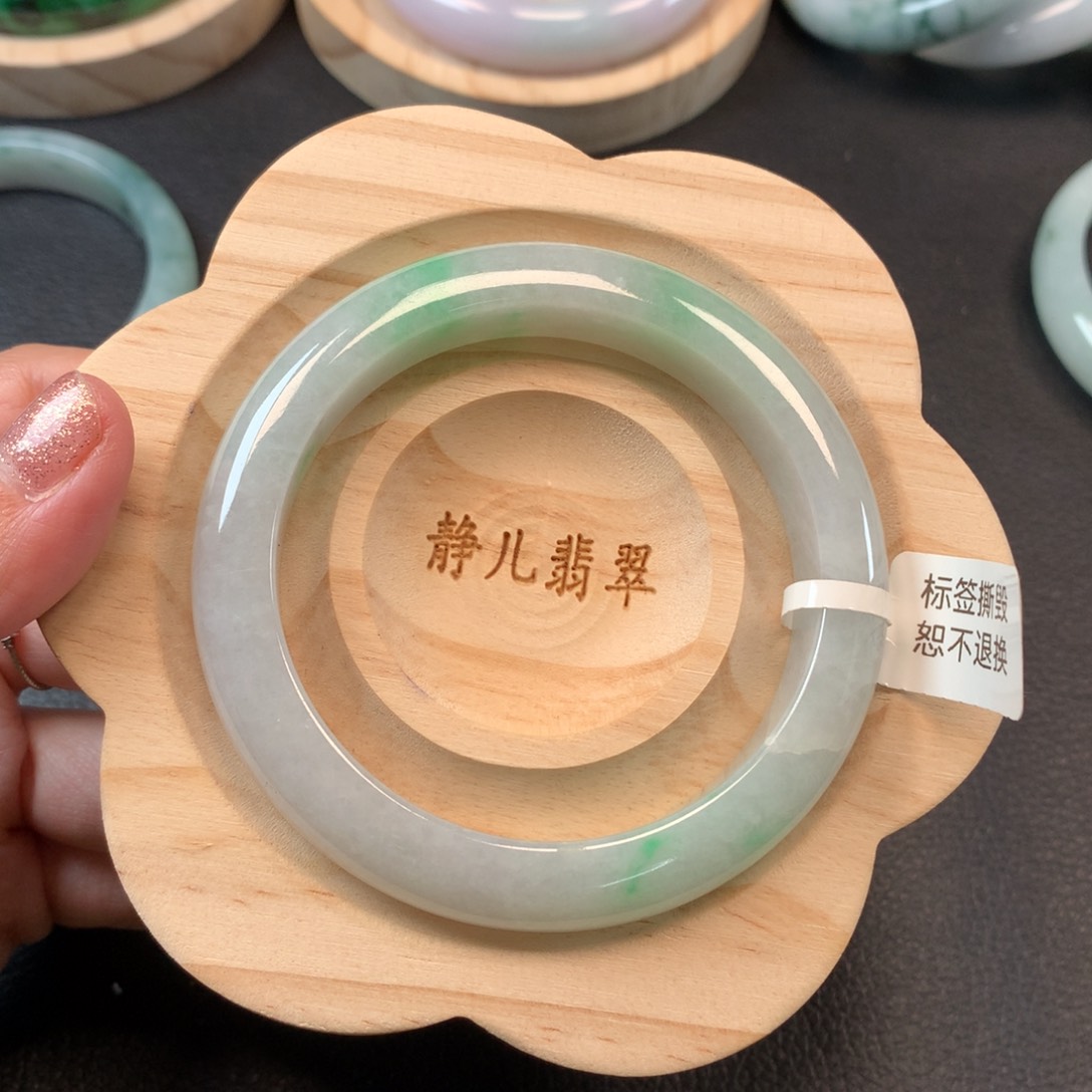 翡翠手镯未镶嵌57圈口