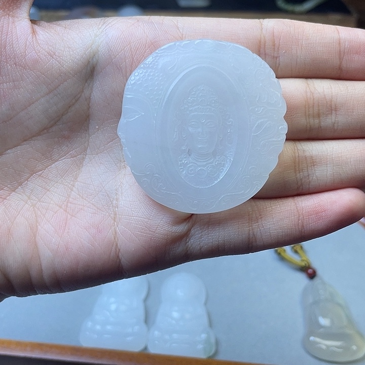 石英质玉未镶嵌颈饰