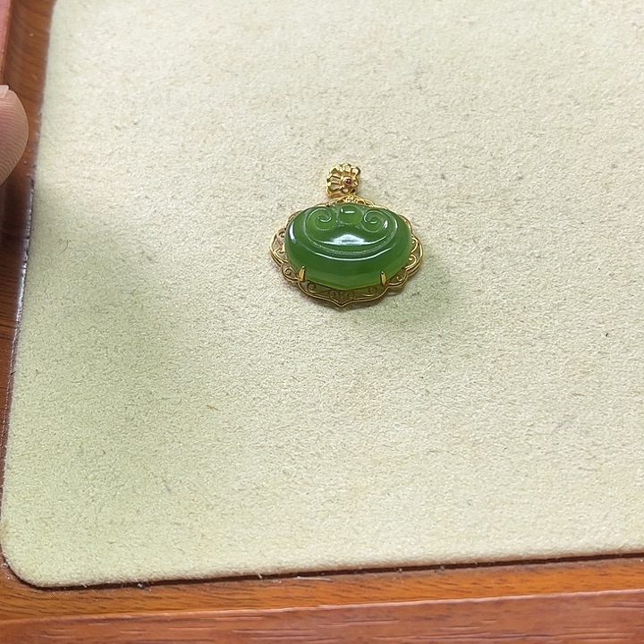 和田玉（碧玉）18K金镶嵌颈饰