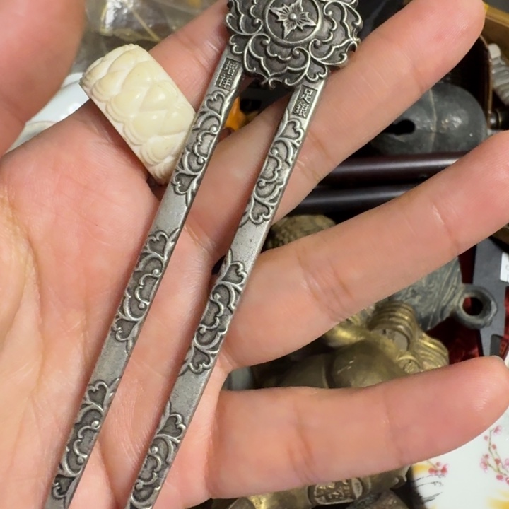 小****工艺品手串簪子一个