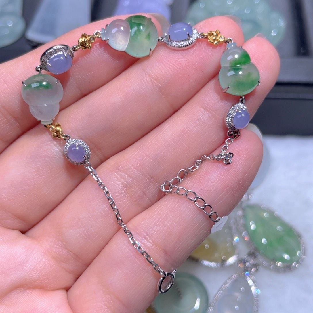 颈饰18K金镶嵌翡翠西**郎翡翠