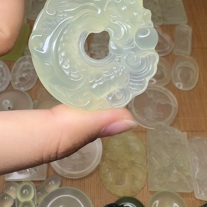 蛇纹石玉未镶嵌颈饰