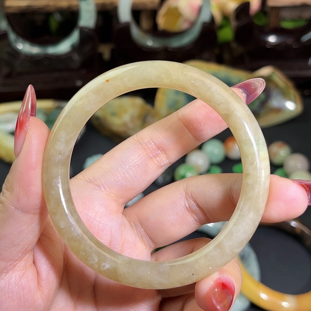 翡翠手镯未镶嵌冰冰雪梨