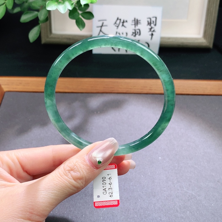 翡翠手镯未镶嵌天然翡翠手镯