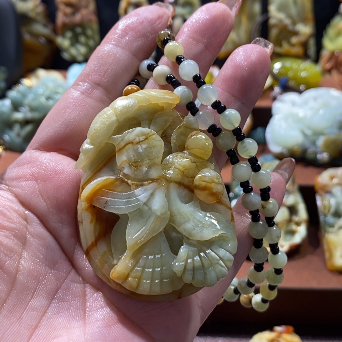 蛇纹石玉颈饰未镶嵌