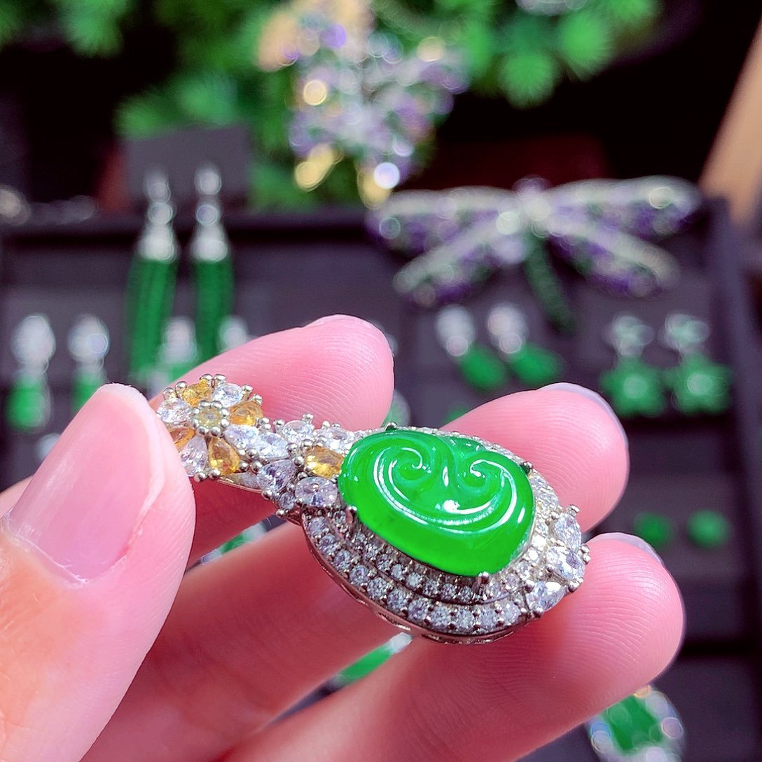 颈饰未镶嵌翡翠天然