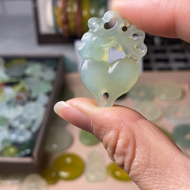 蛇纹石玉颈饰未镶嵌