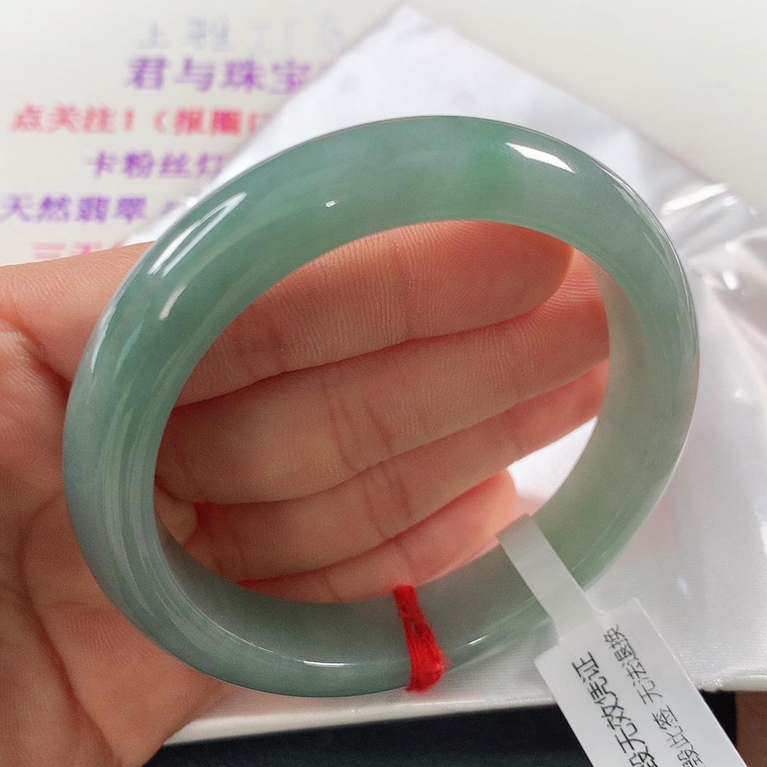 翡翠手镯未镶嵌凌**点 正圈