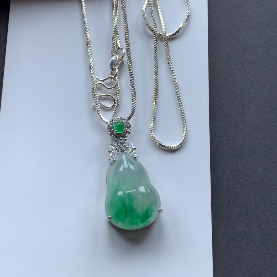 莎***？石英质玉未镶嵌颈饰