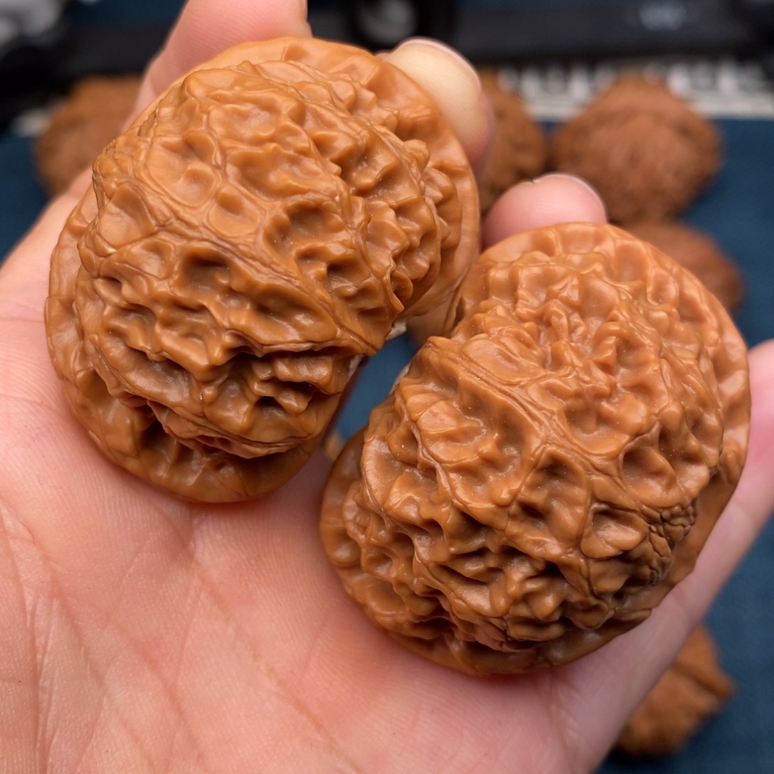 文玩核桃把件45红皮老树桃心宫灯