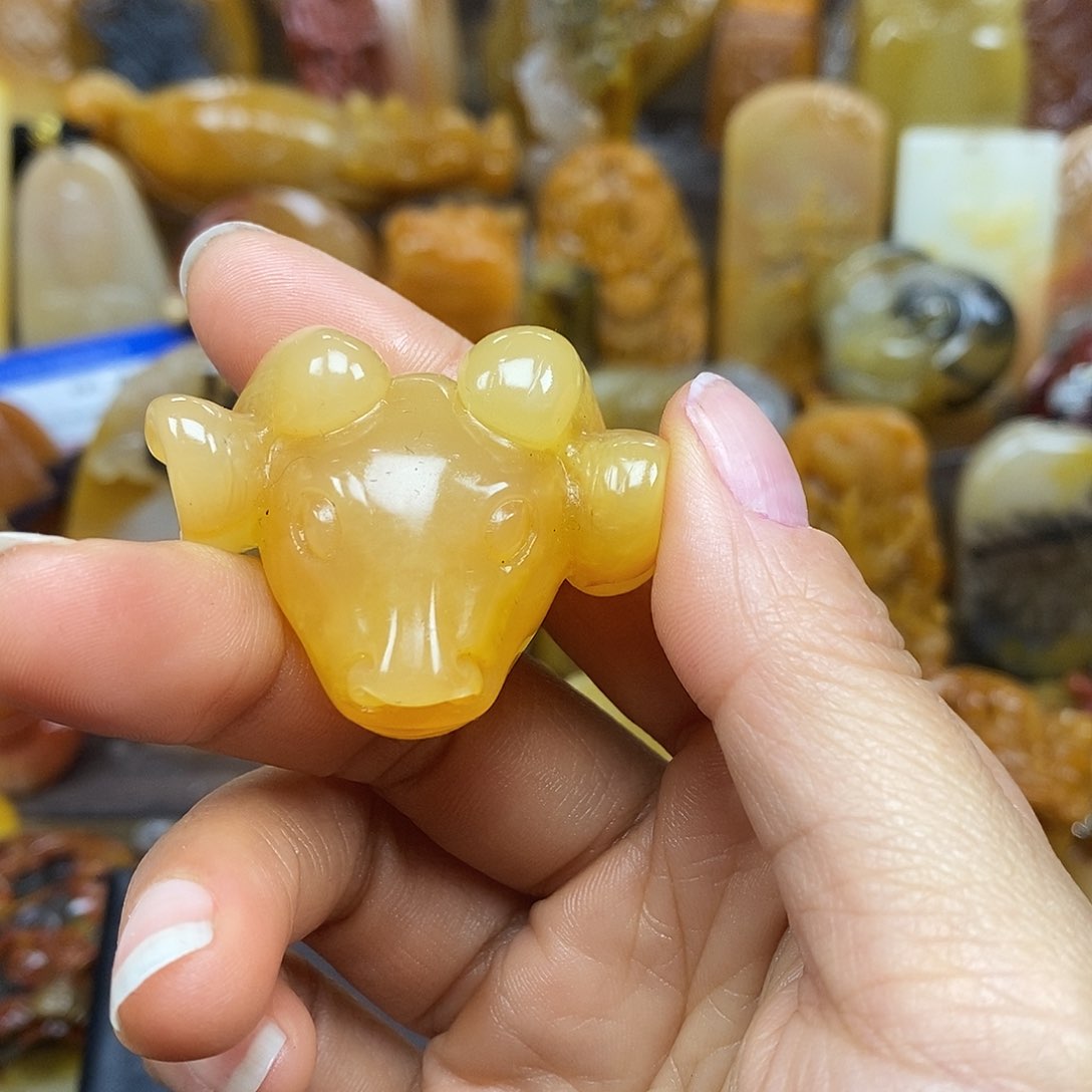 石英质玉（黄龙玉）颈饰未镶嵌