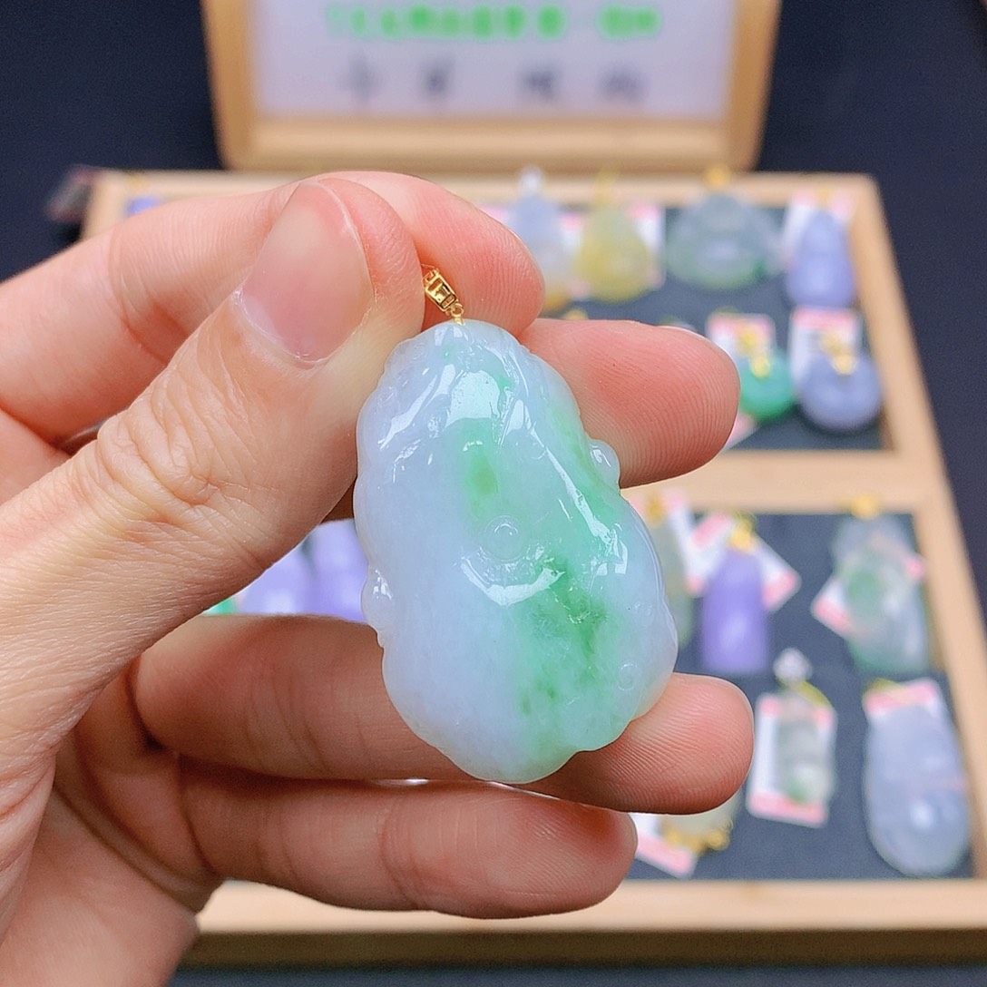 翡翠18K金镶嵌颈饰翡翠